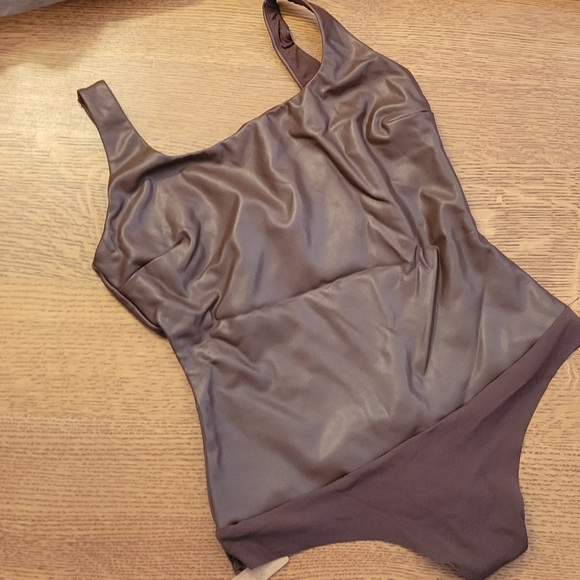 Skims Scoopneck Bodysuit in Faux Leather - Cocoa - Picture 2 of 10